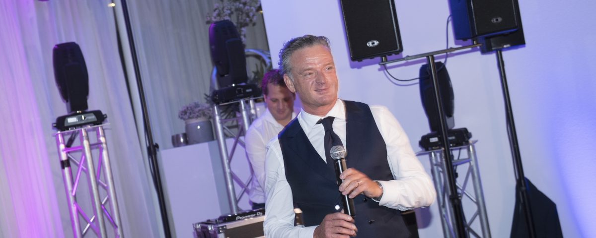bruidegom zingt voor bruid - bruiloft Rob en Tanja - weddingplanner Glinsteringen