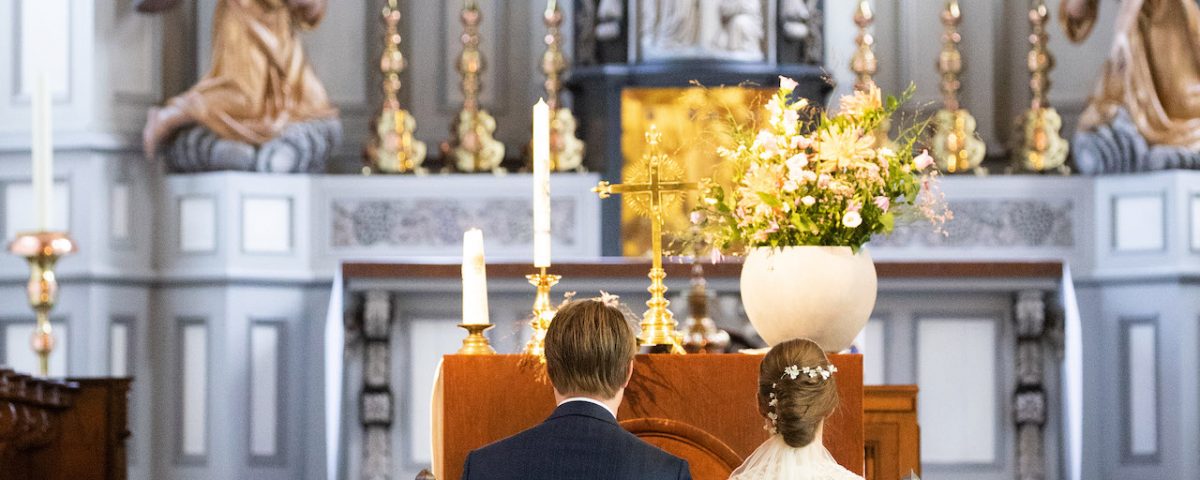 voor het altaar - bruiloft Chiel en Loret - weddingplanner